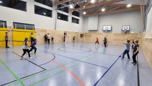 Kindersport in der neuen Turnhalle